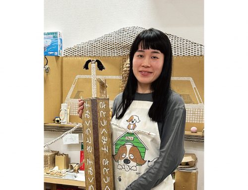 神奈川県民ホールギャラリー2023年度企画展「味/処　AJI / DOKORO」の展示作品素材に日本化工機材の「角紙管」をご使用頂いた「さとうくみ子さま」への顧客インタビュー